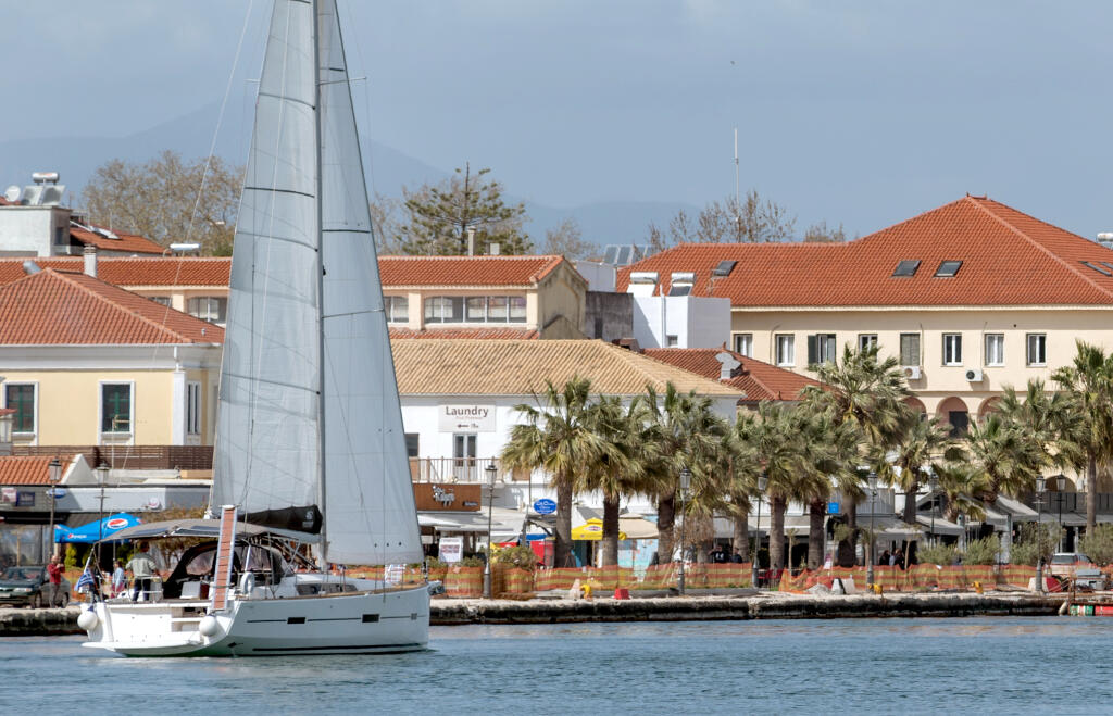 Sailing yacht 